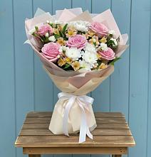 Букет цветов из:  Гвоздики, Орхидеи и Розы #REPLACE_PRED# Довольном