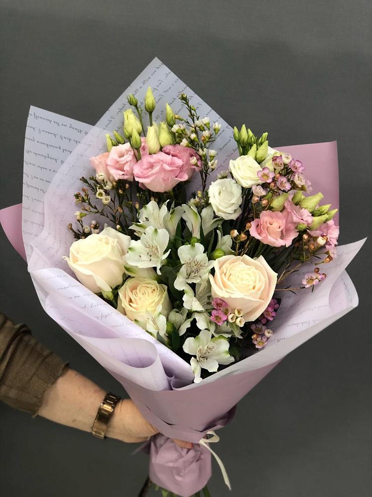 Букет цветов из: Альстромерии, Розы и Лизиантусы в Довольном