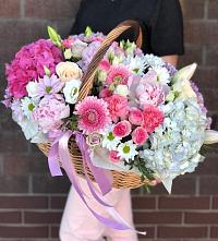 Композиция солнечный день в Довольном Цветочная композиция из Розы, Хризантемы, Пионы и Лизиантусы в корзине в Довольном