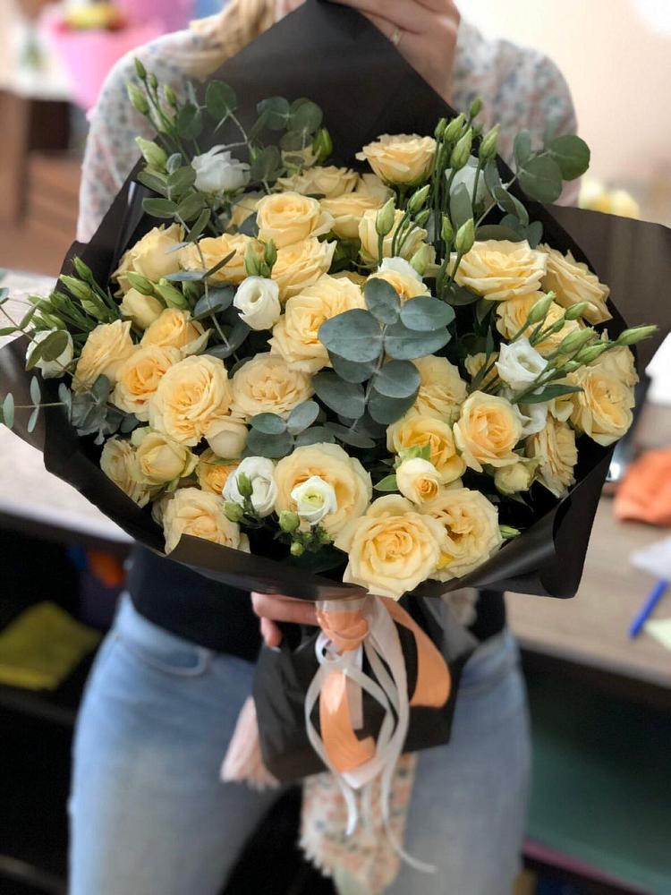 Букет цветов из: Розы и Лизиантусы в Довольном