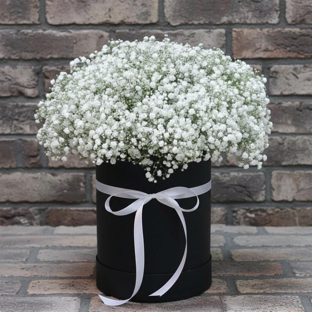 Цветочная композиция из Гипсофила в шляпной коробке в Довольном