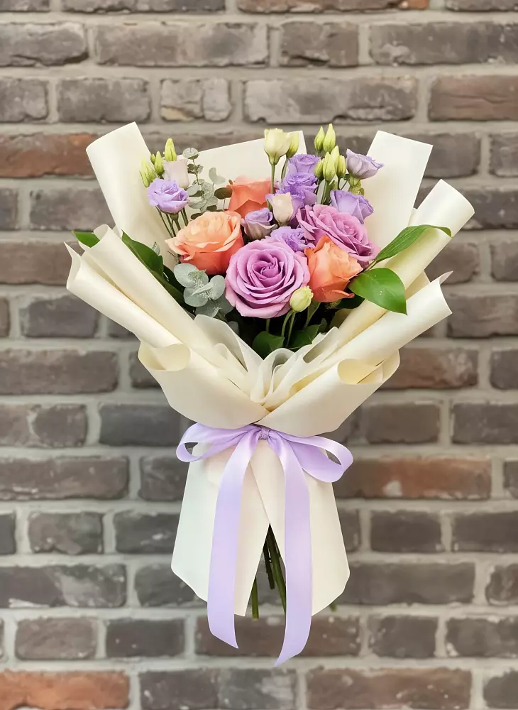 Букет цветов из: Лизиантусы и Розы в Довольном