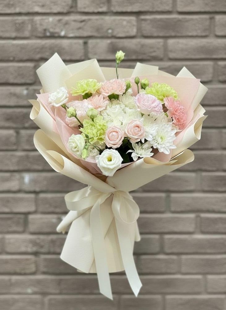 Букет цветов из: Гвоздики, Розы, Лизиантусы и Хризантемы в Довольном