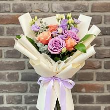 Букет цветов из:  Лизиантусы и Розы в Довольном