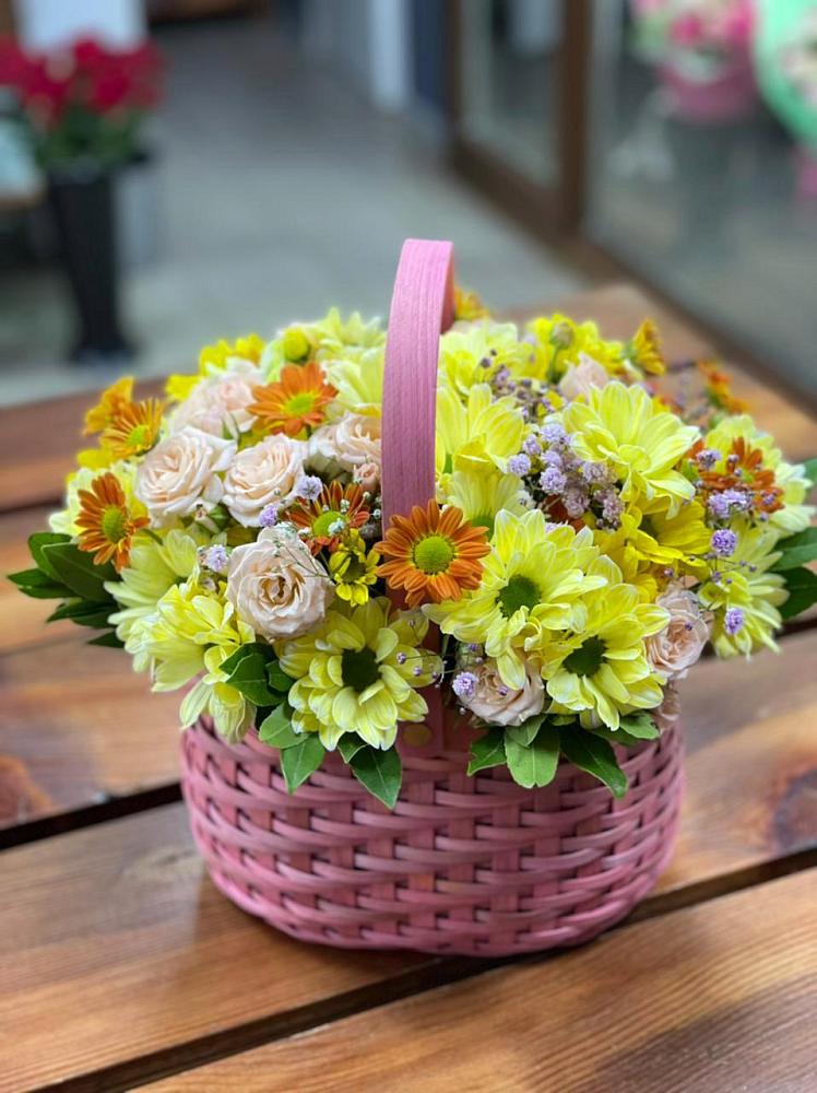 Цветочная композиция из Хризантемы и Розы в корзине в Довольном
