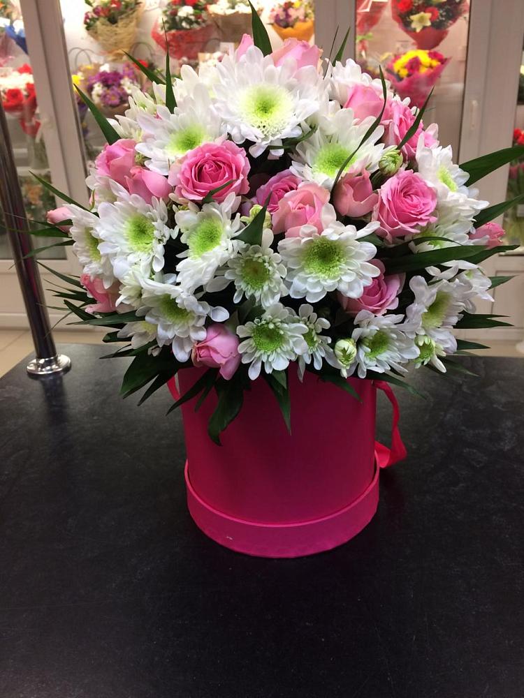 Цветочная композиция из Розы и Хризантемы в шляпной коробке в Довольном