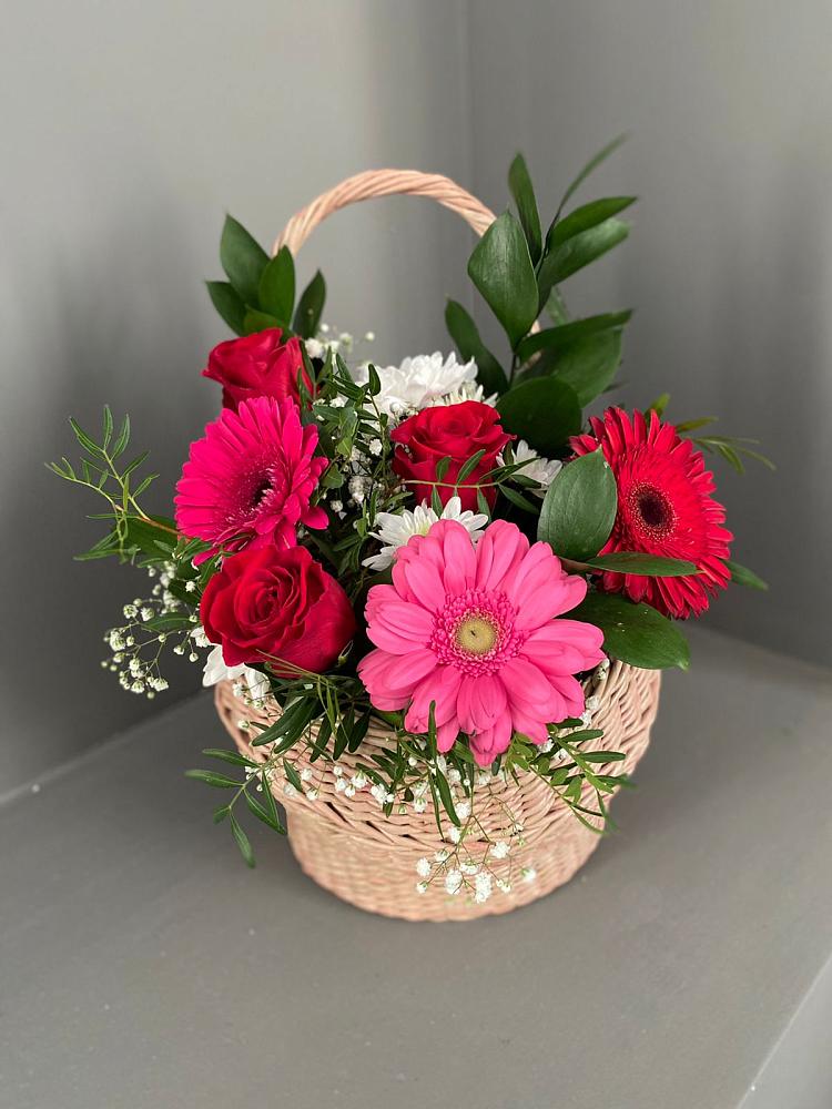 Цветочная композиция из Розы, Хризантемы и Герберы в корзине в Довольном