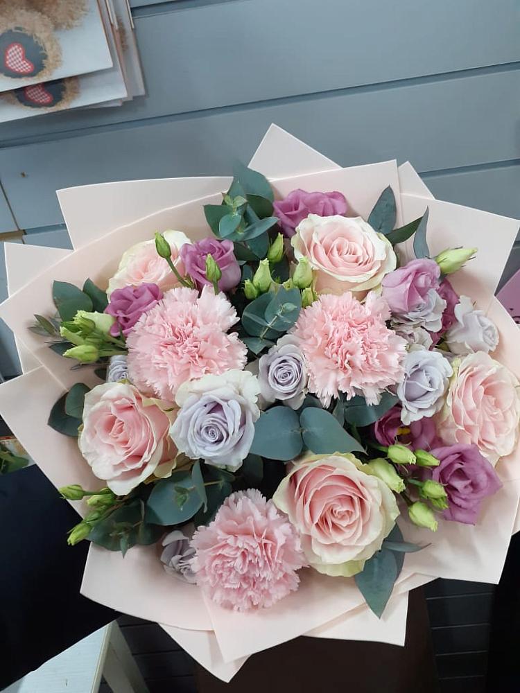 Букет цветов из: Розы, Гвоздики и Лизиантусы в Довольном