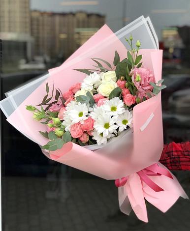 Букет цветов из: Розы, Лизиантусы и Хризантемы в Довольном