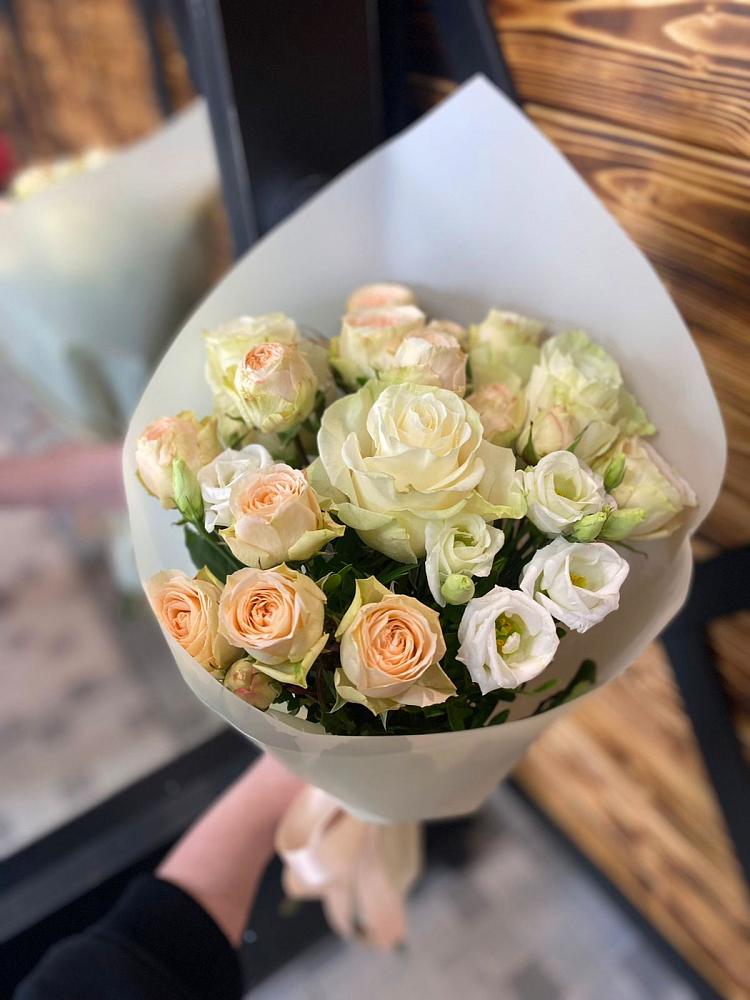 Букет цветов из: Розы и Лизиантусы в Довольном